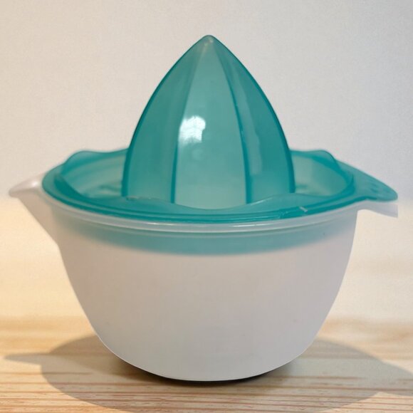 Manual Citrus Juicer With Strainer & Measuring Bowl 300ml Capacity Plastic BPA-F - Picture 1 of 4